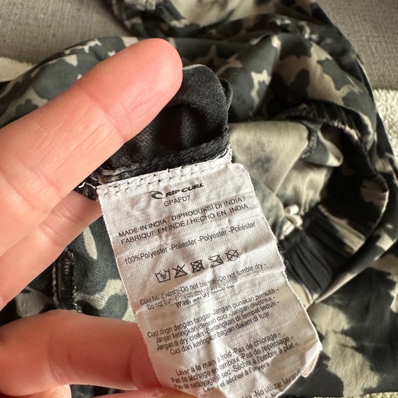 RIPCURL JOGGERS - WITH SLIT ON SIDE - SIZE SMALL - Picture 10 of 10